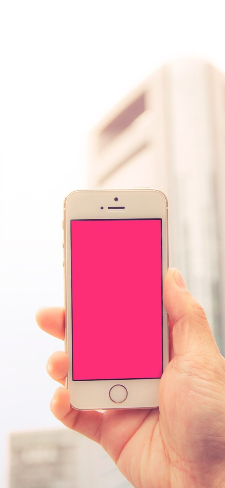 yandec App 首页在手机上竖屏显示的实拍画面，顶部搜索框下有五条按时间排列的实测记录卡片，背景为暖橙色，光线柔和